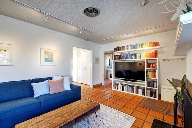 Building Photo - 3709 Vineland Dr