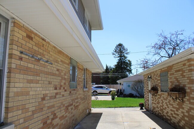 Building Photo - 724 Barnsdale Rd