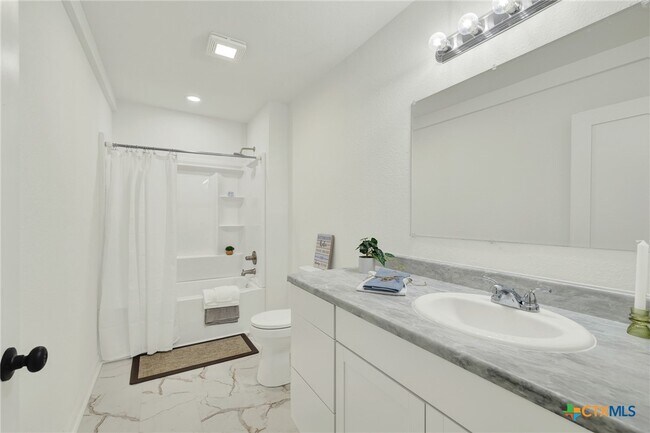 Building Photo - 312 N La Vernia St