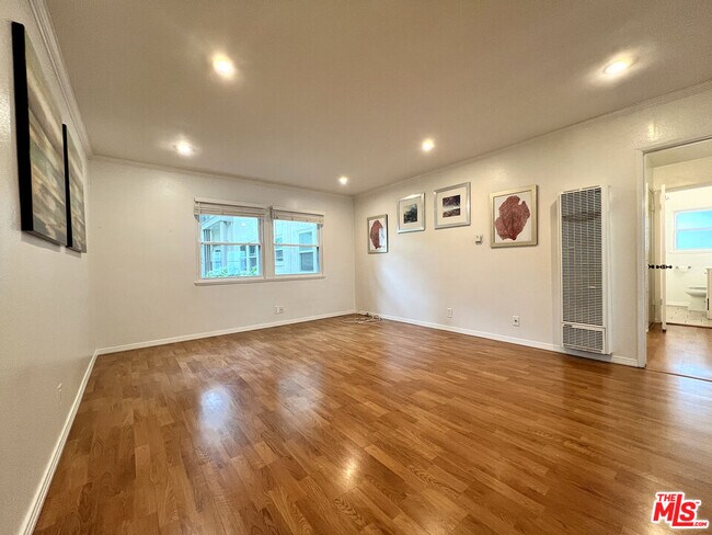 Building Photo - 5811 Bowcroft St