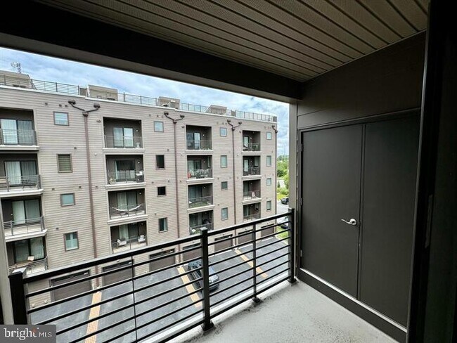 Building Photo - 906 Lakeview Ct
