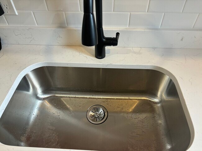 Building Photo - 63 Callender St