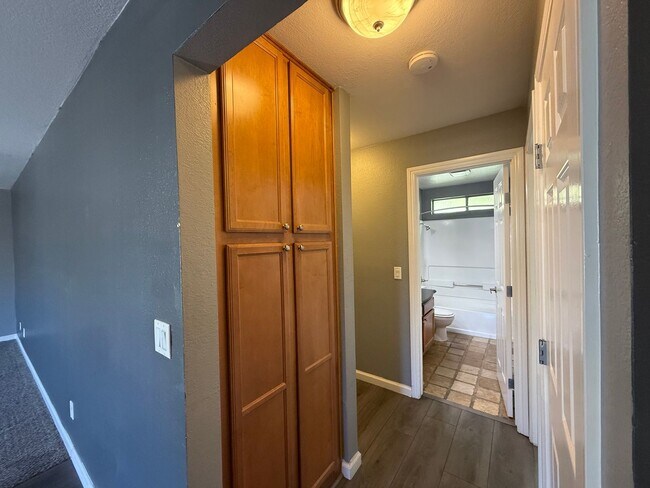 Building Photo - Parkview condo close to shopping & freeway access!