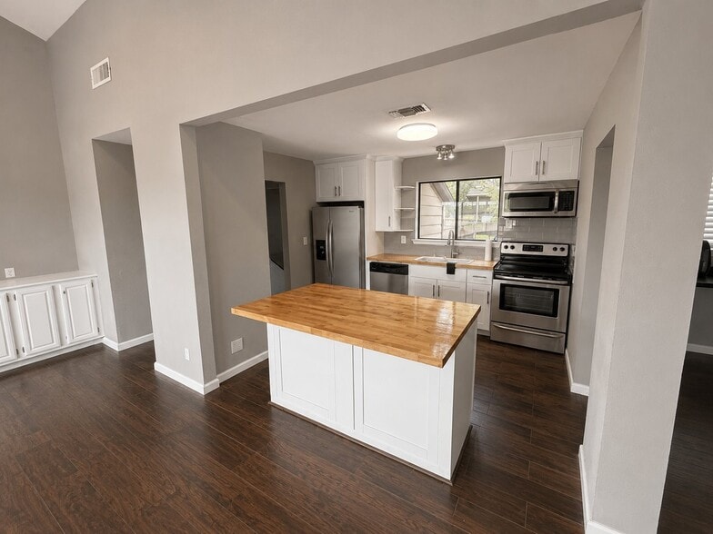 Building Photo - 746 Haven Ln
