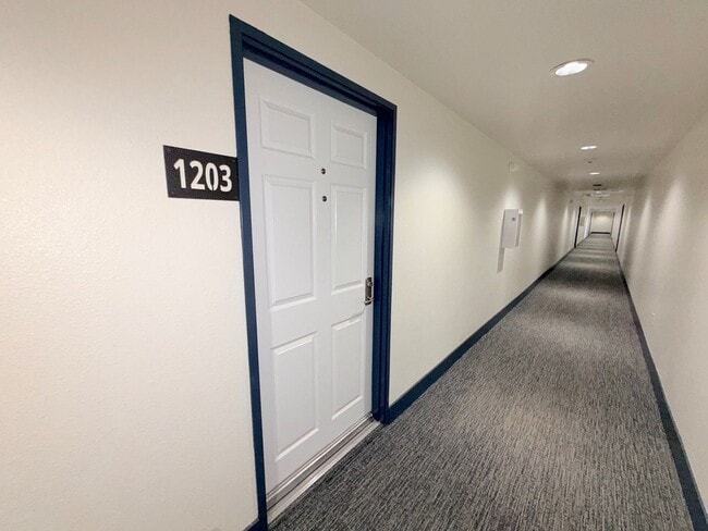 Building Photo - Riverwalk Tower 2 Bedroom Condo - 2 Parking Spaces/Private Laundry