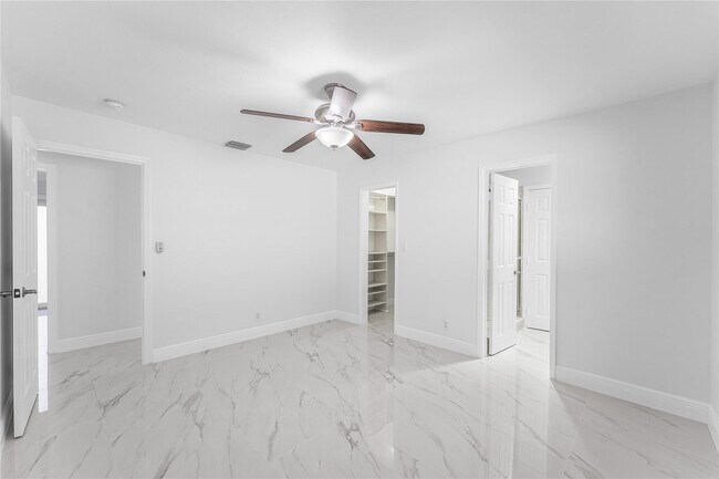 Building Photo - 2443 NE 26th St