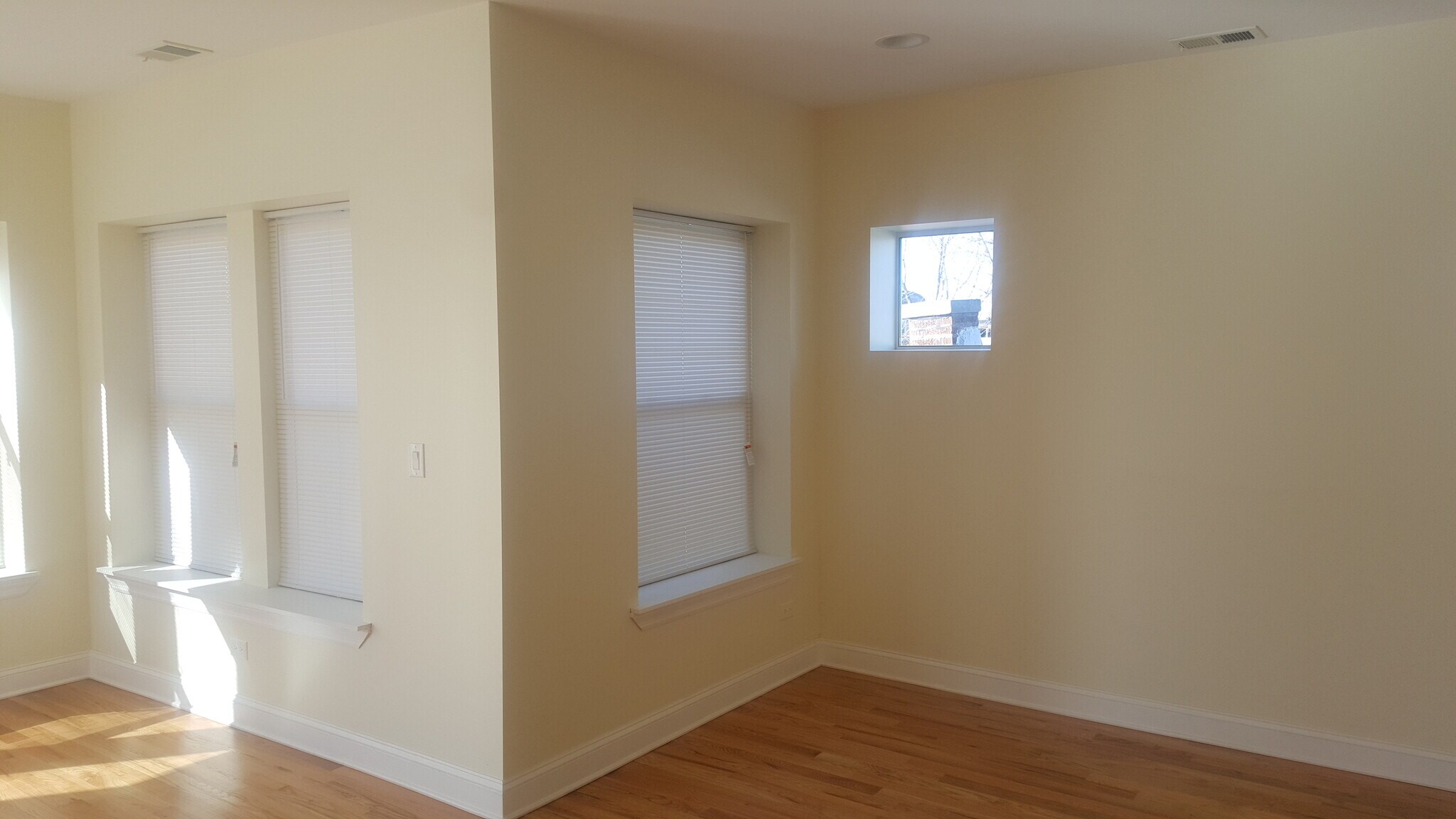 Building Photo - 4817 N Troy St