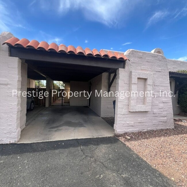 Building Photo - !!Charming Townhome With Fenced Yard!!