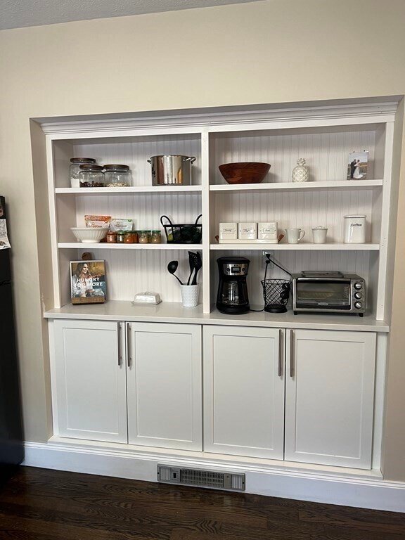 Building Photo - 66 Wren St