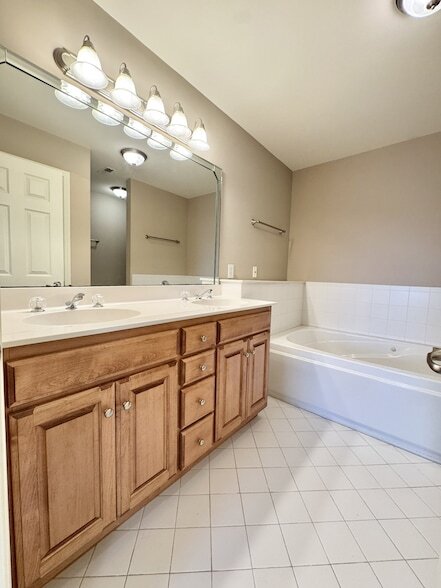 Building Photo - 1801 Brentwood Pointe