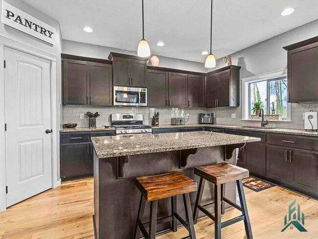 Building Photo - Updated 3 bedroom, 2 bathroom Single-famil...