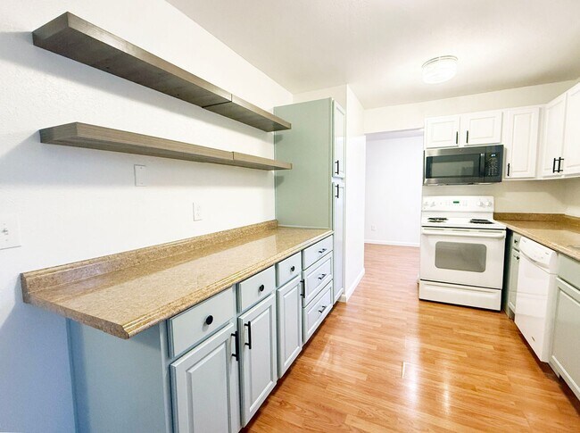 Building Photo - Clean & Quiet 3 Bed / 2.5 Bath Town Home with 2 Car Garage in Arvada