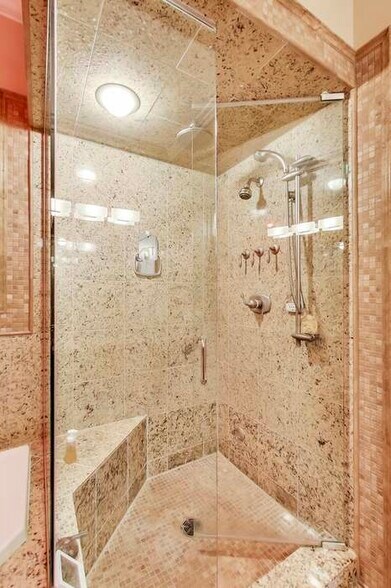Master bath - 1116 W Hubbard St