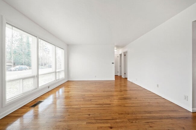 Building Photo - 330 E Jersey St