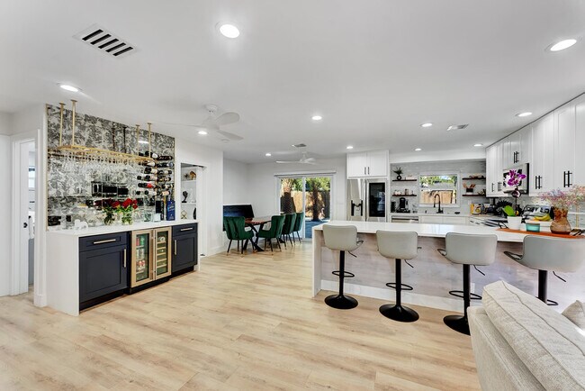 Building Photo - 707 W Boulevard Chatelaine