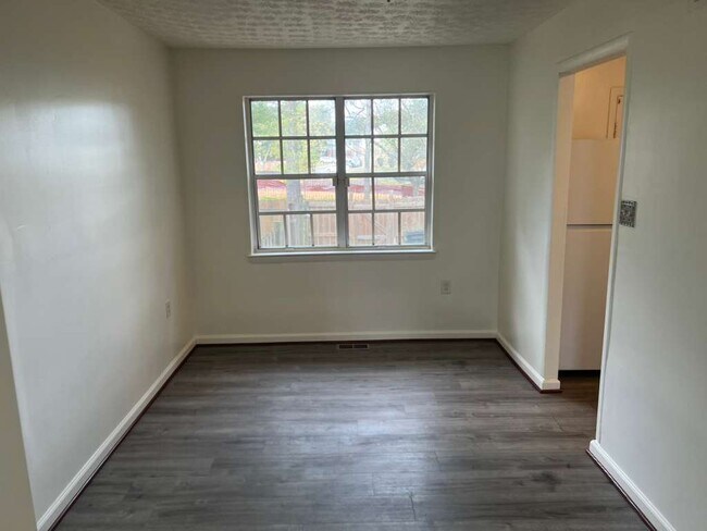 Building Photo - 8202 Tomlinson Ct