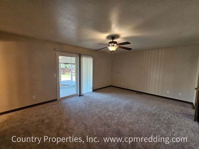 Building Photo - House with Huge Shop in the Heart of Redding Available Now!