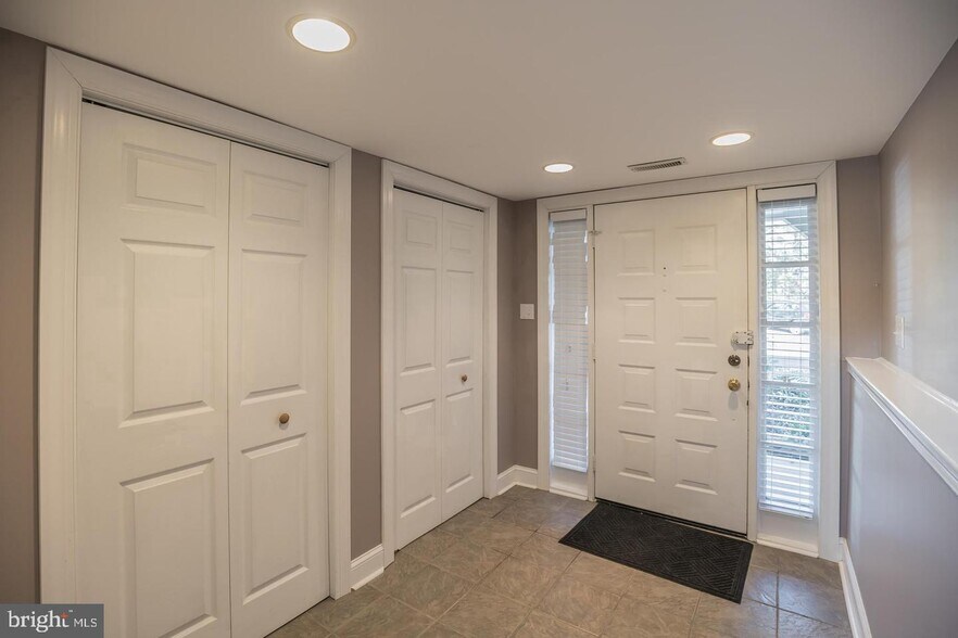 Building Photo - 127 Kings Croft