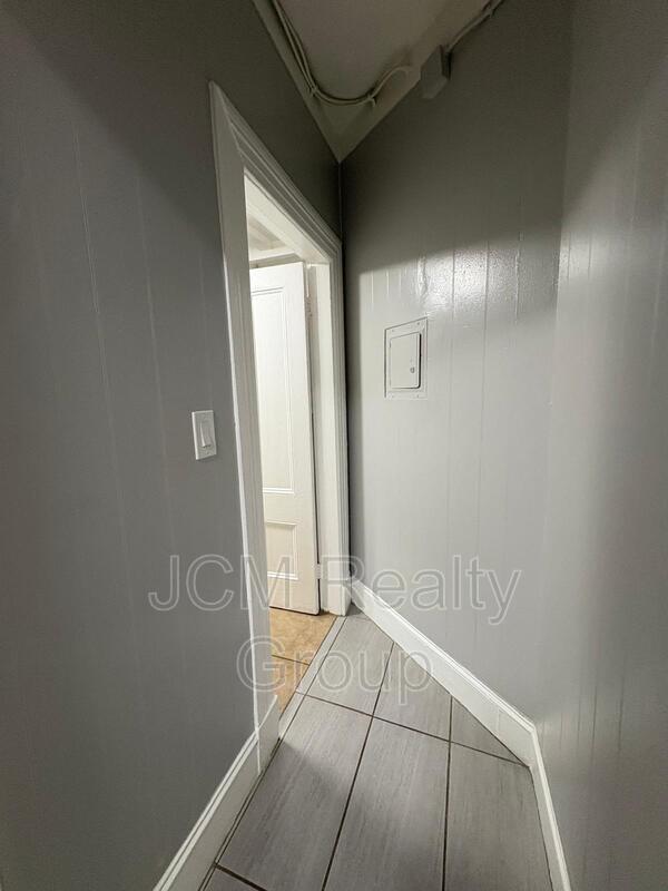Building Photo - 64 Hollis St