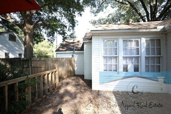 Building Photo - Recently renovated 3 bed, 1.5 bath home - back deck, garage, fenced yard!!