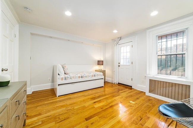 Building Photo - 325 Montgomery St