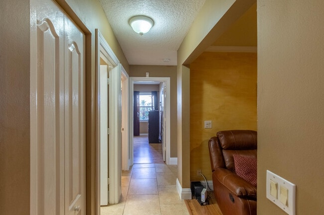 Building Photo - 10746 Oak Bend Way