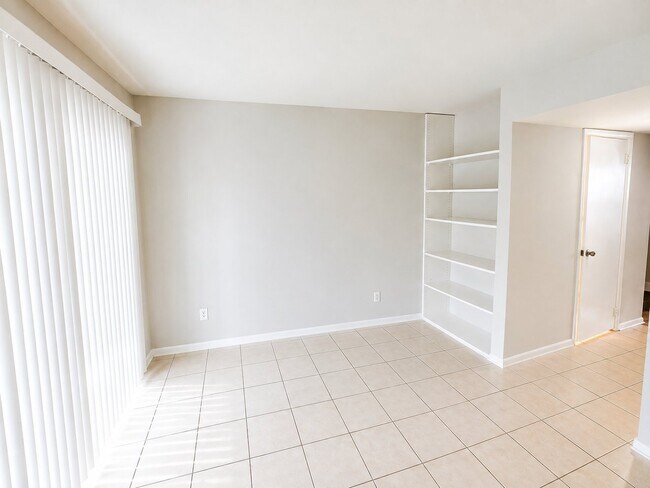 Building Photo - 164 Woodlake Manor Dr