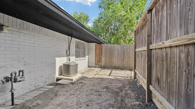 Building Photo - 1665 Northwood St
