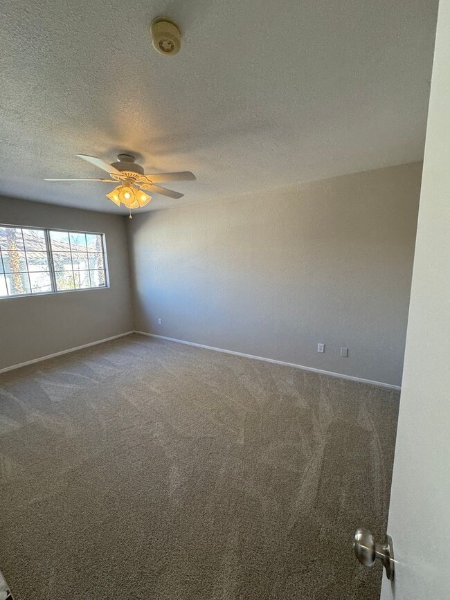 Building Photo - Transformed Townhome