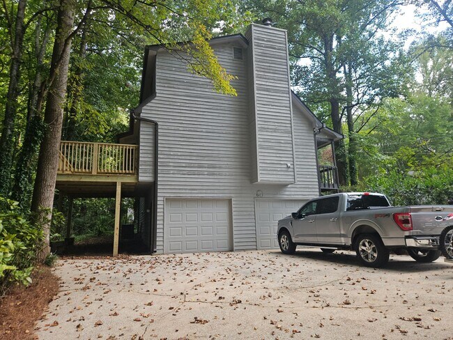 Building Photo - 520 Hardy Cir