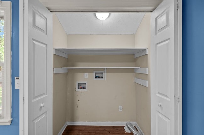 Building Photo - 550 St David St