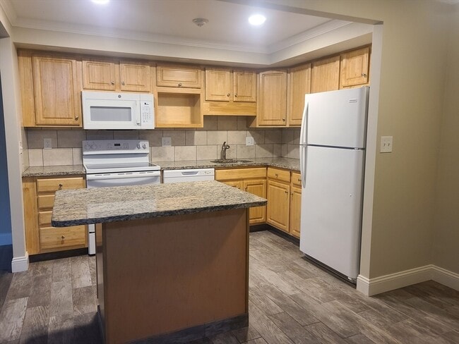 Building Photo - 576 Washington St