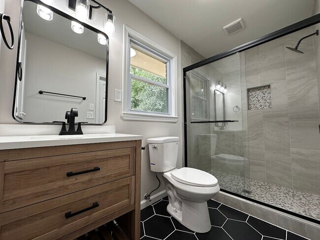 Building Photo - 4 bed 3 bath in Decatur!