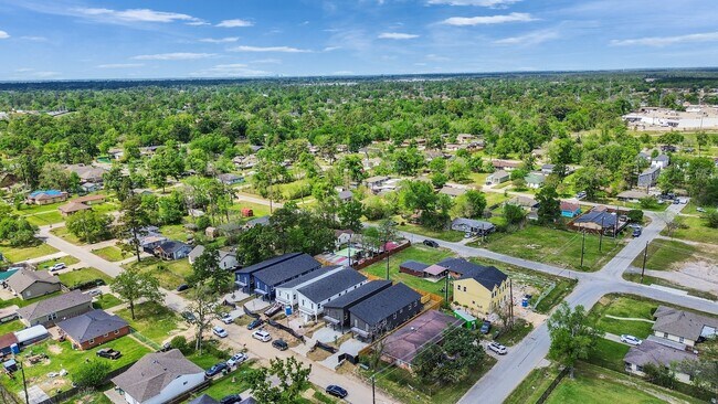 Building Photo - 8623 Homewood Ln