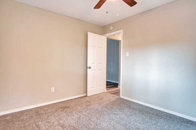 Building Photo - 2402 Ozark Dr