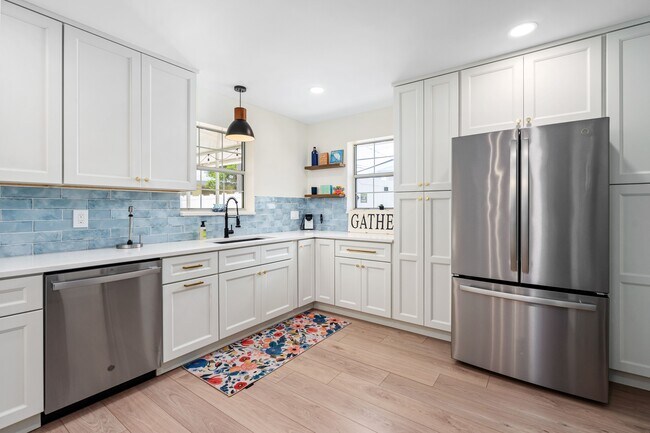 Building Photo - 94 Ivanhoe Dr