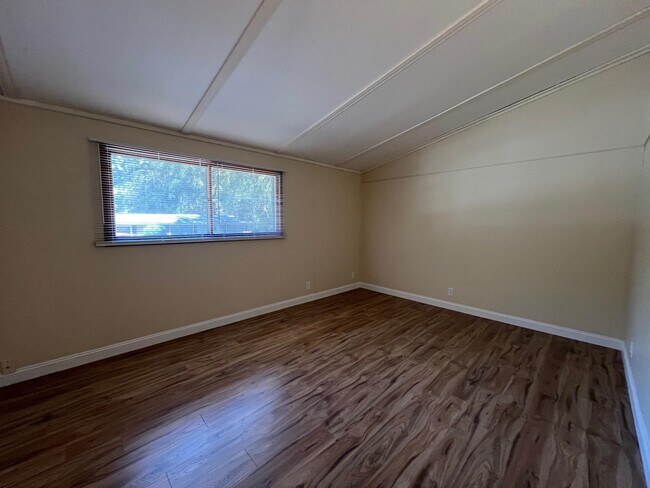 Building Photo - 1557 Coombs Dr