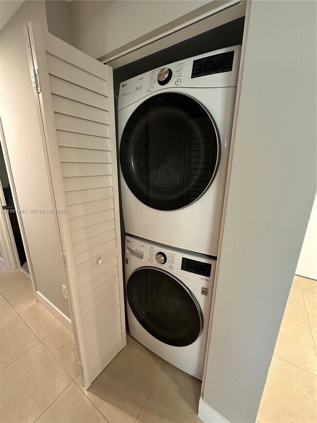 Building Photo - 3250 NE 1st Ave