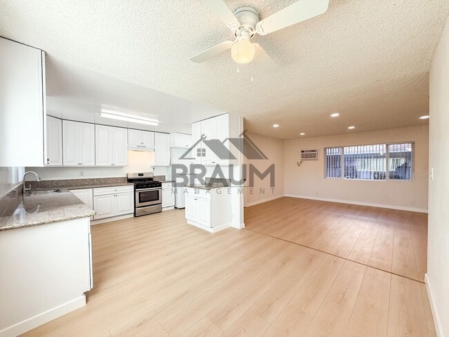 Building Photo - 13129 Oxnard St