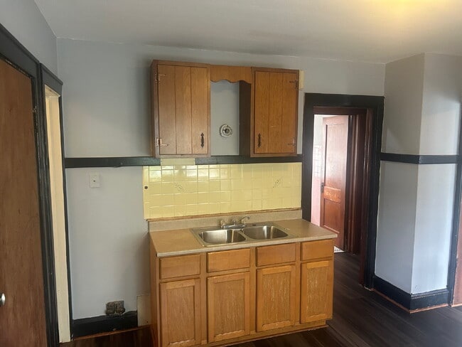 Building Photo - Nice 2 Bedroom 1 Bath