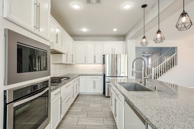 Building Photo - Beautiful 5bedrooms-2Baths Modern Style Home!