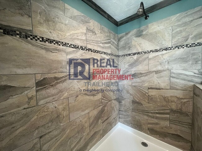 Building Photo - 3 Bed / 2 Bath Farmhouse Styled Home – Move In Ready