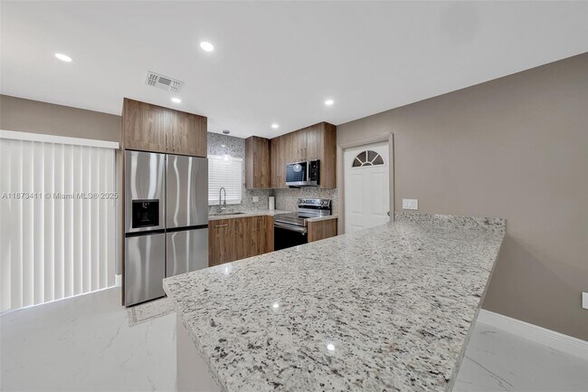 Building Photo - 7762 Plantation Blvd