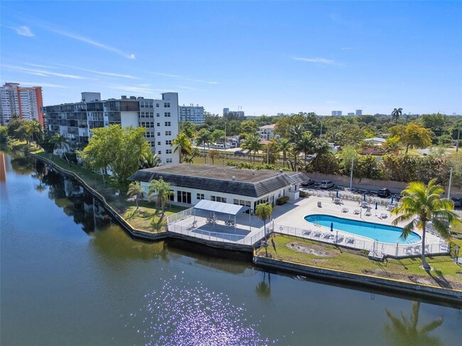 Building Photo - 1175 NE Miami Gardens Dr