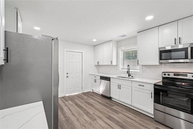 Building Photo - 119 Kelso Dr SW