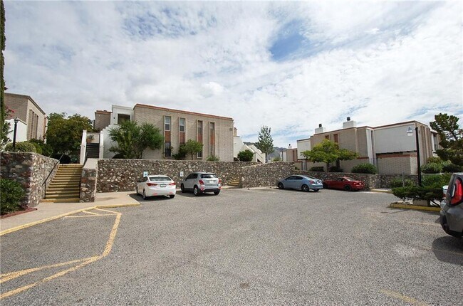 Building Photo - 6201 Escondido Dr