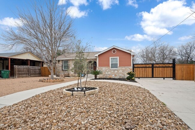 Building Photo - Charming Home Awaits: Spacious & Modern Living in a Prime Location