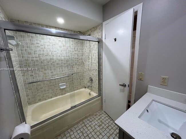 Building Photo - 2101 Bayberry Dr