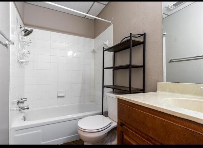 Building Photo - 7043 N Holiday Dr