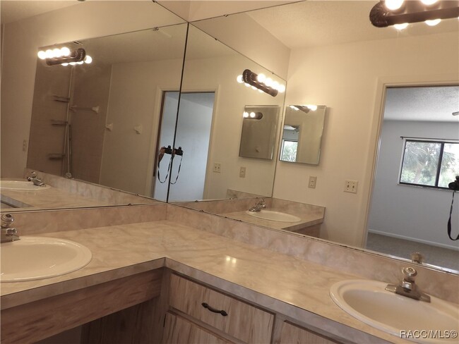 Building Photo - 9785 E Goldfinch Ln